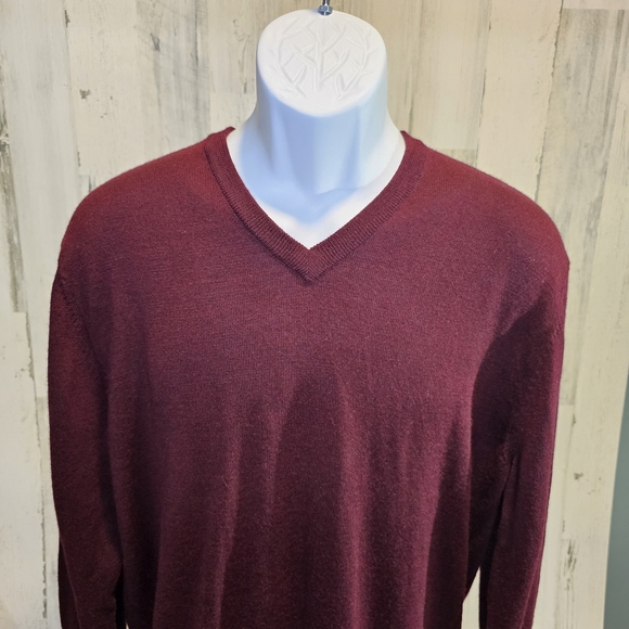 Club Room Men's Soft Red Merino Wool Sweater V-Neck Top Size M Italian Spun Yarn - Picture 2 of 9